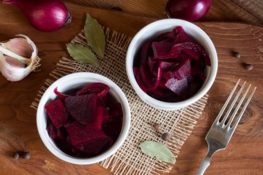 İki kase, üstten görünüm içinde fermente kırmızı pancar