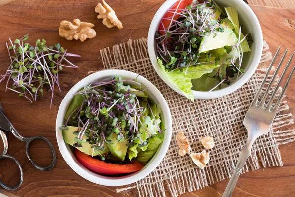 Couve fresca e brócolis microverdes em uma salada vegetal — Fotografia de Stock