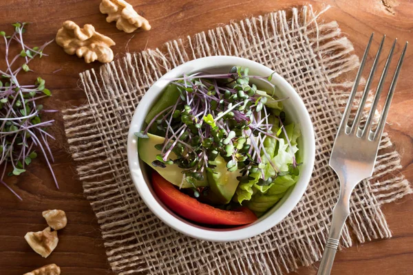 Färsk grönkål och broccoli microgreens i en grönsakssallad — Stockfoto