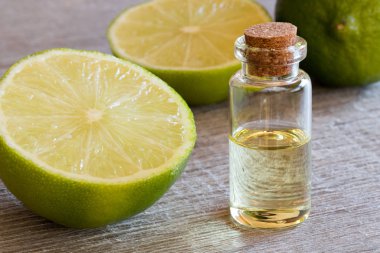 Kireç uçucu yağ taze limes ile bir şişe