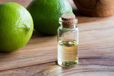 Kireç uçucu yağ bütün limes ile bir şişe