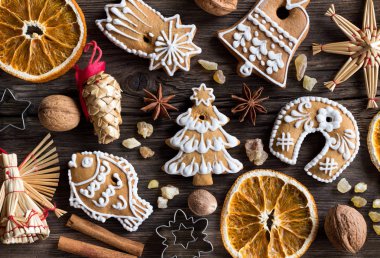 Noel gingerbread çerezleri ve ahşap ba saman süsler