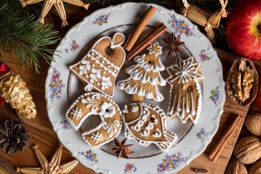 Noel gingerbread çerezleri beyaz tabakta dekore edilmiş