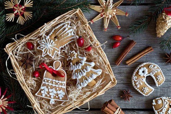 Christmas gingerbread cookies in a square wicker basket on a woo — Stock Photo, Image