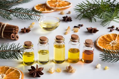 Seçimi temel yağlar ile Noel baharat beyaz bir bac üzerinde