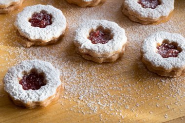 Geleneksel Linzer Noel kurabiyeleri şeker ile tozunu