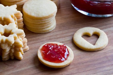 Linzer Noel çerezidir çilek reçeli ile doldurma
