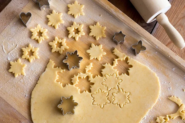 Подготовка рождественского печенья Linzer - вырезание форм для — стоковое фото