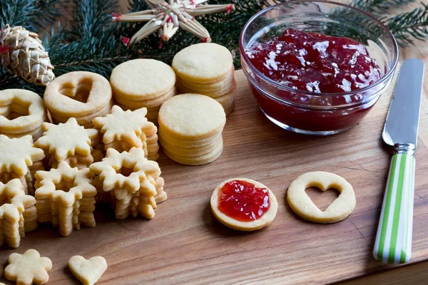 Riempimento di biscotti di Natale Linzer tradizionali con marmellata di fragole — Foto Stock