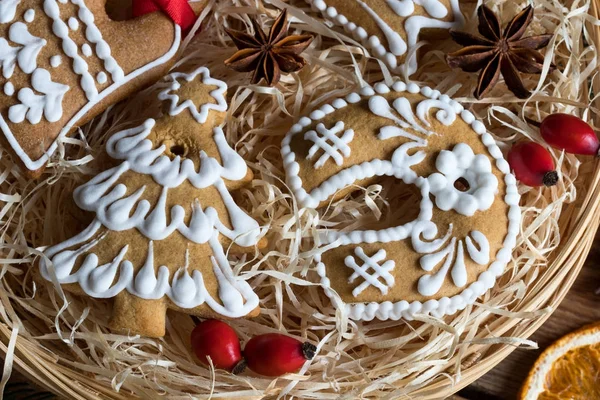 Detail of Christmas gingerbread cookies in a wicker basket — Stock Photo, Image