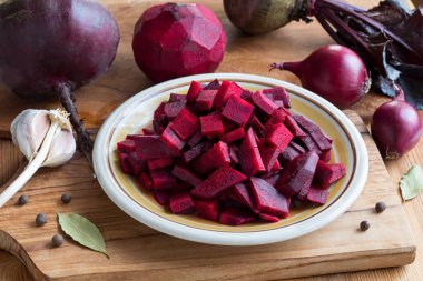 Kırmızı pancar ahşap bir masaya dilimlenmiş