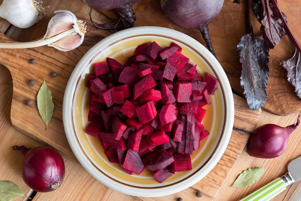 Sliced red beets on a wooden table, top view — Stock Photo, Image