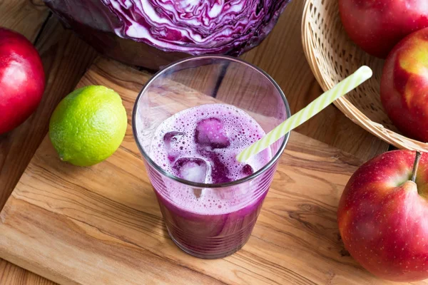 Succo di cavolo viola con cubetti di ghiaccio in un bicchiere — Foto Stock