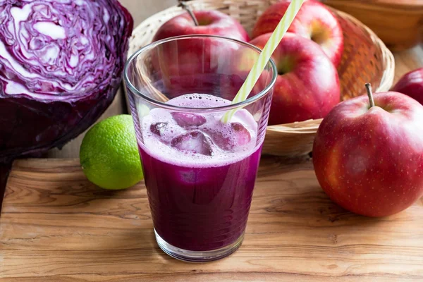 Lila Kohlsaft im Glas auf einem Holztisch — Stockfoto