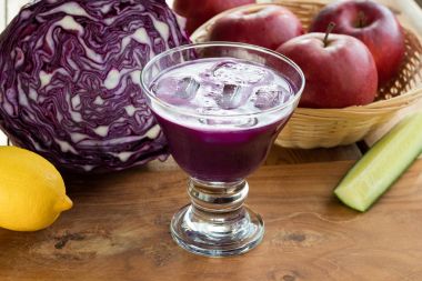 Mor lahana suyu elma, salatalık ve limon ile