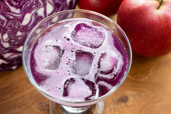 Een glas sap van de paarse kool met ijsblokjes — Stockfoto