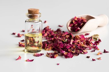 Gül uçucu yağı kurutulmuş gül yaprakları ile bir şişe