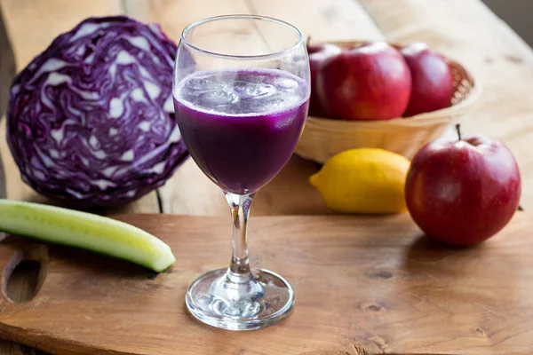 红酒杯中的紫甘蓝汁 — 图库照片