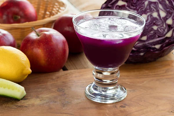 Фіолетовий капустяний сік у склянці, з капустою та яблуками в — стокове фото