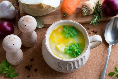 Taze sebze ile bir çorba kasesi balık çorbası