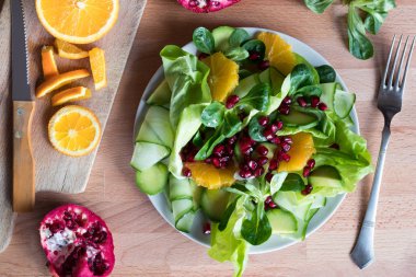 Meyve ve sebze salatası ahşap bir masa, üstten görünüm üzerinde