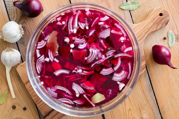 Voorbereiding van suikerbieten Kvas (gefermenteerde rode bieten) — Stockfoto