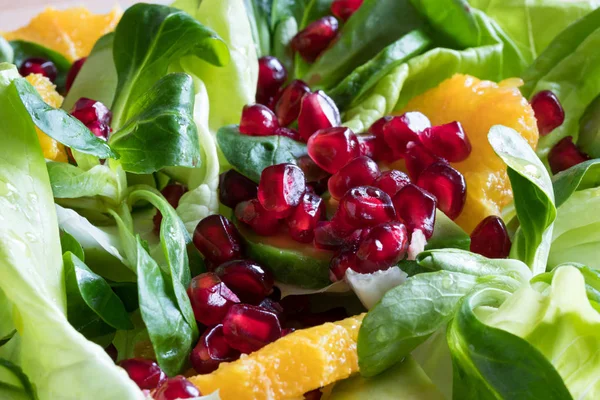 Pomegranate seeds in a fruit and vegetable salad — Stock Photo, Image