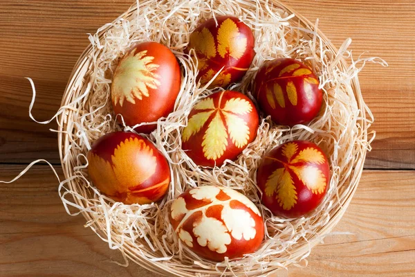 Paskalya yumurtaları Soğan kabuğu, bir desenle taze otlar ile boyalı — Stok fotoğraf