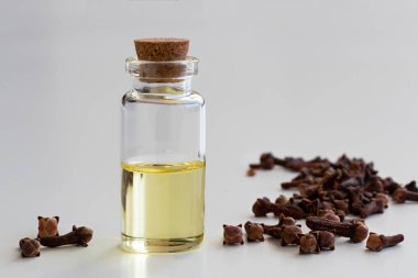 Karanfil esans beyaz Karanfil ile şeffaf şişe