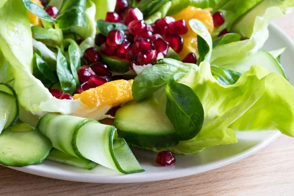 Groente salade met stukjes sinaasappel en granaatappel zaden — Stockfoto