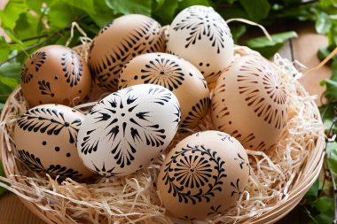 Paskalya yumurtaları bir sepet balmumu ile boyalı