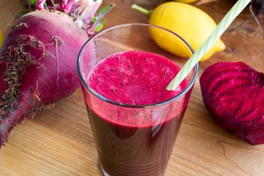 Pancar ve backgro limon ile bir bardak kırmızı pancar suyu