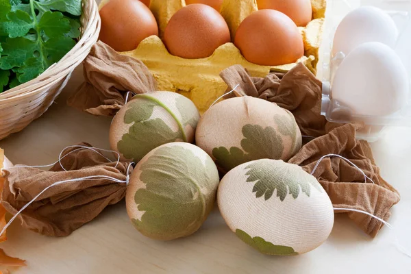 Paskalya yumurtalarının soğan kabuklarıyla ölmeye hazırlanması — Stok fotoğraf