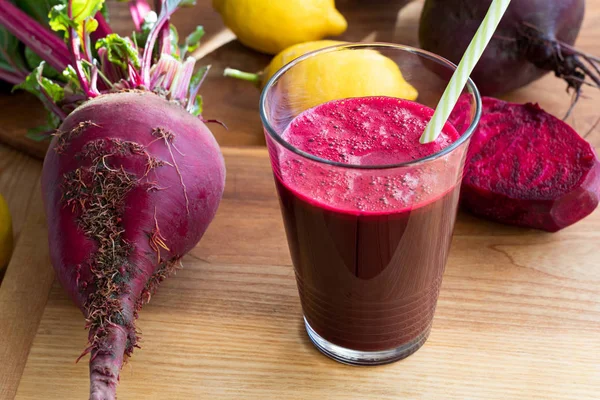 Rote-Rüben-Saft im Glas auf Holzgrund — Stockfoto