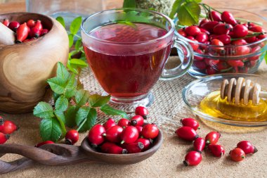 Rose hips ve ahşap bir masa kuşburnu çayı
