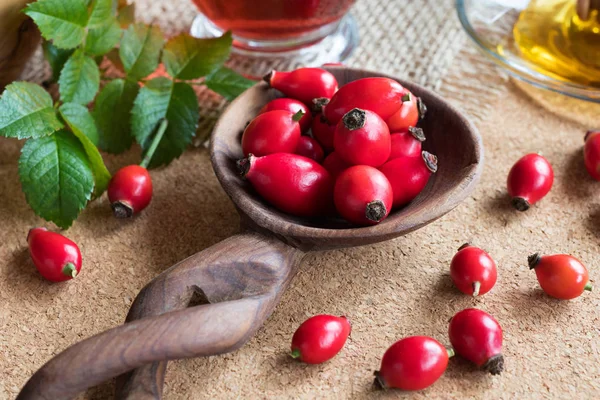 Rosa mosqueta en una cuchara en la mesa — Foto de Stock