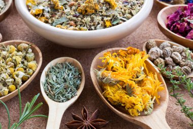 İçinde belgili tanımlık geçmiş diğer otlar ile kurutulmuş calendula