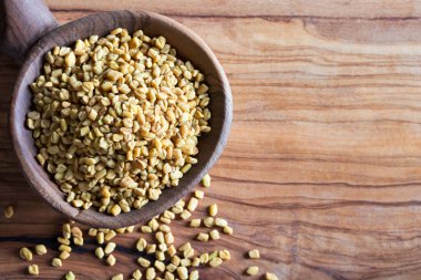 Çemen tohumları üzerinde bir tahta kaşıkla kopya alanı, üstten görünüm