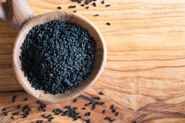 Tahta kaşıkta siyah kimyon tohumları