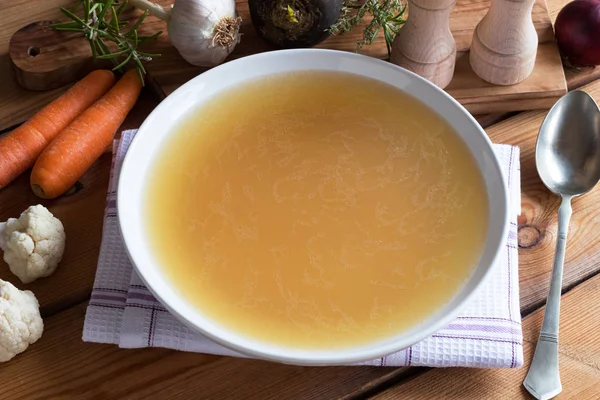 Caldo Osso Feito Frango Uma Mesa Madeira Com Legumes Fundo — Fotografia de Stock