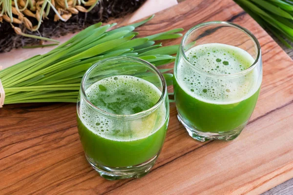 Zwei Gläser Gerstengrassaft mit frisch angebauter Gerstengras — Stockfoto