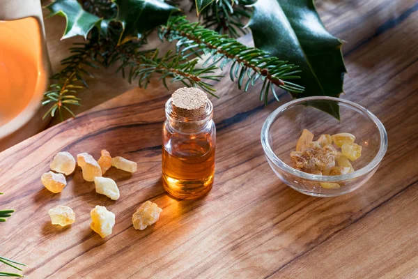 Une bouteille d'huile essentielle d'encens avec cristal d'encens — Photo