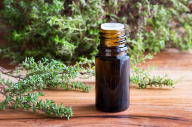 Kahverengi şişe kekik esans dal taze kekik ile