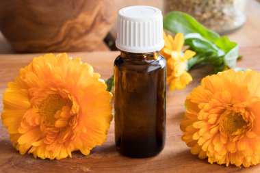 Calendula esans taze calendula çiçekli bir şişe