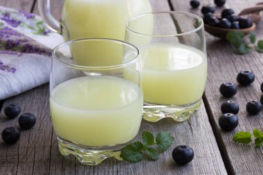 İki bardak yaban mersini içinde belgili tanımlık geçmiş ile peynir altı suyu