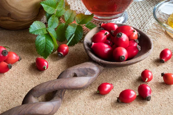 Rosas frescas en una cuchara de madera — Foto de Stock