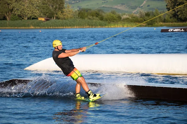 Rider wakeboarding nel parco scia via cavo Merkur — Foto Stock