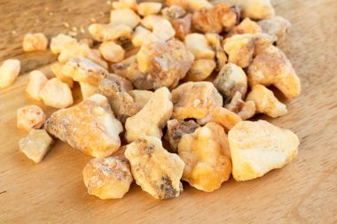Styrax benzoin reçine ahşap arka plan üzerinde