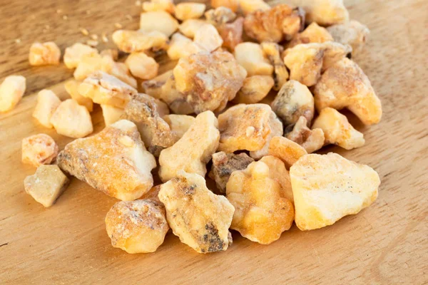 Styrax benzoin reçine ahşap arka plan üzerinde