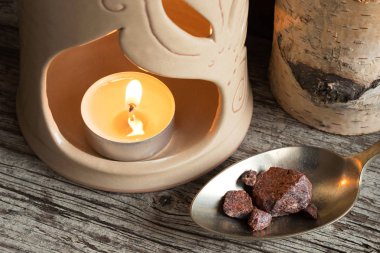 Kroton lechleri (sangre de drago) reçine bir kaşık üzerinde